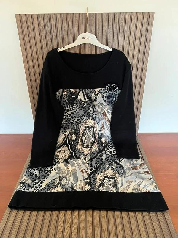 Vestido Curto de Manga Comprida com Padrão Barroco e Leopardo